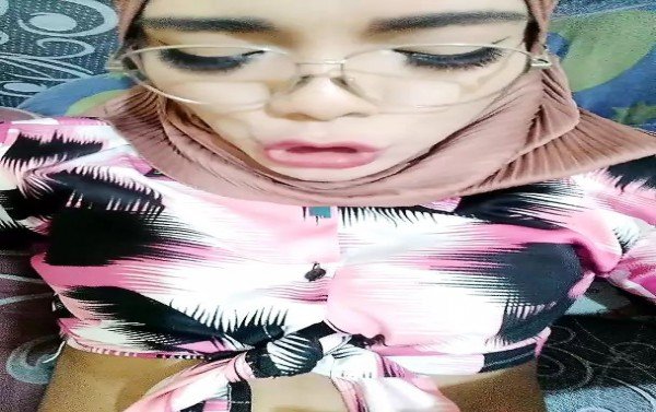 Waria hijab Indonesia cum dan memakannya